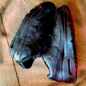 I’m selling airmaxes they’re black and they’re 4.5